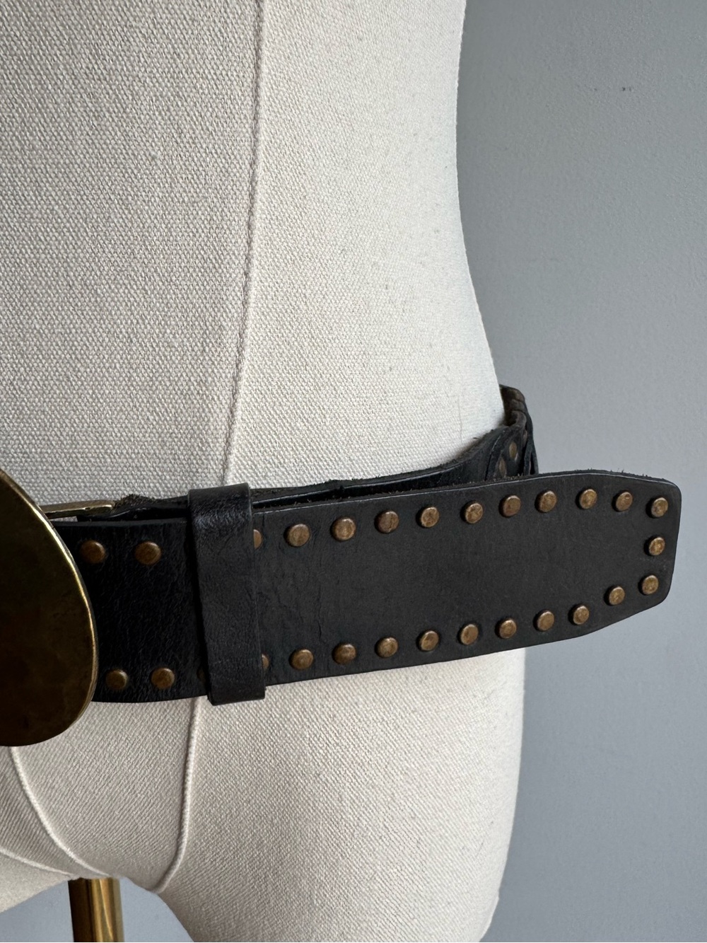 Y2K GUESS Leather Studded Belt Womens L Hammered Brass Disc Buckle Boho Western - Picture 3 of 15